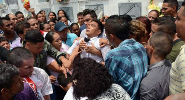 Futbolista colombiano se desmayó en el entierro de su abuela