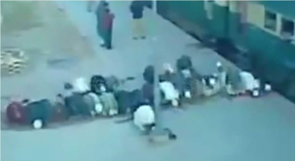 Musulmanes pierden tren por estar rezando