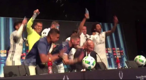 Futbolista 'atacaron' a Zidane en plena rueda de prensa