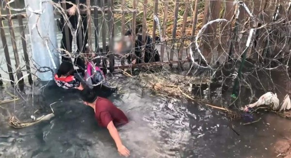 Video: Así cruzan migrantes hondureños la resguardada frontera de EEUU