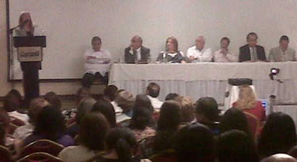 Micheletti participa en foro en San Pedro Sula