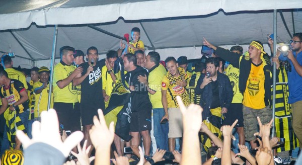 Real España festejó por todo lo alto con su afición la obtención del título