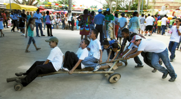Reviven su infancia jugando ‘a la antigua’
