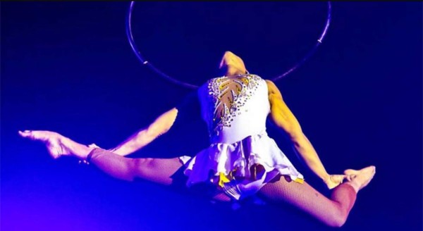 VIDEO: Acróbata que colgaba de la nuca en un aro cae al vacío en pleno show