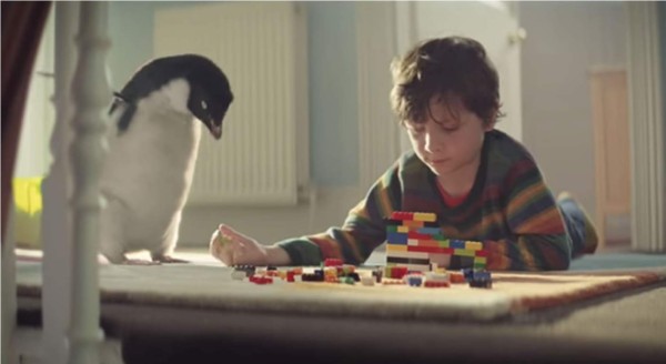 El video muestra la linda amistad entre un pingüino y un niño. Foto YouTube.