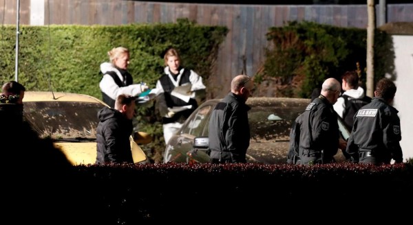 DOR01. DORTMUND (ALEMANIA), 11/04/2017.- Forenses examinan el lugar junto al autobús del Borussia Dortmund donde hoy, martes 11 de abril de 2017, se registraron tres explosiones en Dortmund (Alemania). La policía alemana informó que junto al autobús del equipo de fútbol alemán Borussia de Dortmund se produjeron hoy 'tres explosiones', que han dejado herido al jugador español Marc Bartra. El suceso se produjo sobre las 19.00 hora local (17.00 GMT) cuando el vehículo, con los jugadores dentro, se dirigía hacia su estadio para disputar el partido contra el Mónaco correspondiente a la ida de los cuartos de final de la Liga de Campeones. El partido entre el Borussia de Dortmund y el Mónaco, fue cancelado. EFE/FRIEDEMANN VOGEL/MEJOR CALIDAD DISPONIBLE