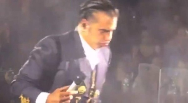 Alejandro Fernández vomita en pleno concierto