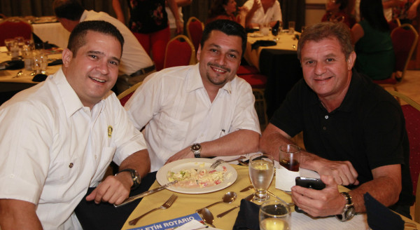 Club Rotario San Pedro Sula entrega pin Paul Harris tres zafiros