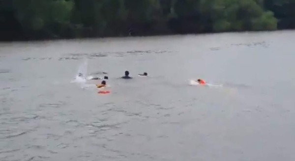 Video: bomberos rescatan a una mujer en el río Ulúa en El Progreso