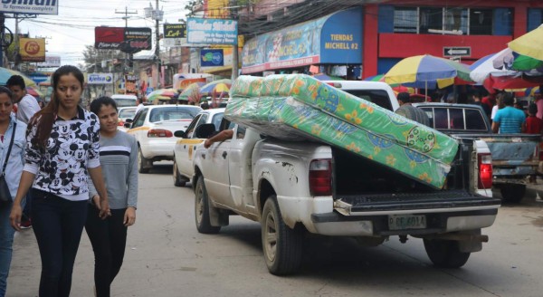 Pobladores celebran con júbilo en la víspera de Navidad