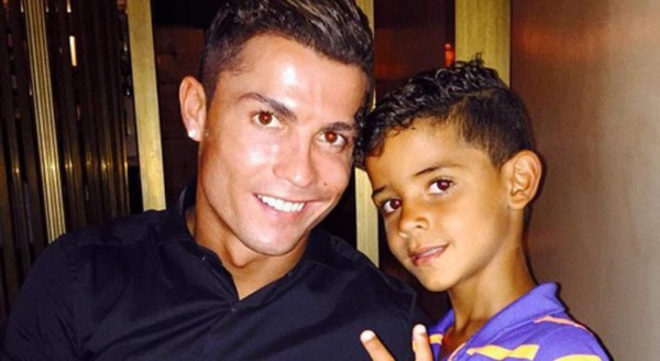 Cristiano y su hijo arrasan en las redes cantando canción de Nicky Jam