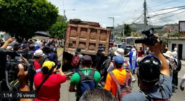 Manifestantes usan volqueta para bloquear el bulevar FFAA de Tegucigalpa