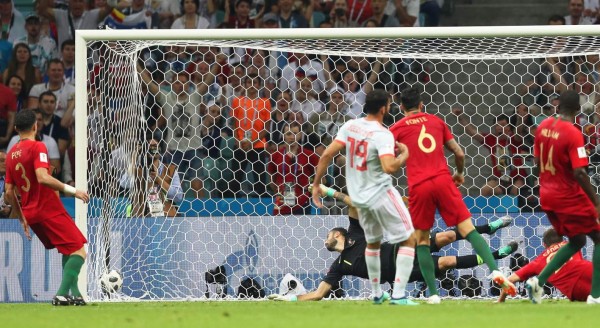Sochi (Russian Federation), 15/06/2018.- Diego Costa (front C) of Spain scores the 1-1 equalizer against Portugal's goalkeeper Rui Patricio (back) during the FIFA World Cup 2018 group B preliminary round soccer match between Portugal and Spain in Sochi, Russia, 15 June 2018. (RESTRICTIONS APPLY: Editorial Use Only, not used in association with any commercial entity - Images must not be used in any form of alert service or push service of any kind including via mobile alert services, downloads to mobile devices or MMS messaging - Images must appear as still images and must not emulate match action video footage - No alteration is made to, and no text or image is superimposed over, any published image which: (a) intentionally obscures or removes a sponsor identification image; or (b) adds or overlays the commercial identification of any third party which is not officially associated with the FIFA World Cup) (España, Mundial de Fútbol, Rusia) EFE/EPA/FRIEDEMANN VOGEL EDITORIAL USE ONLY
