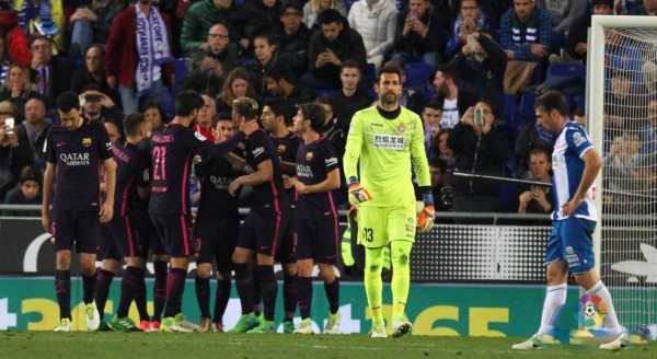 Barcelona golea en el derbi y sigue en la pelea por la Liga