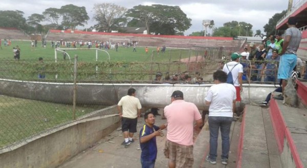 ¡Tragedia! Niño muere tras caída de torre de iluminación en pleno partido