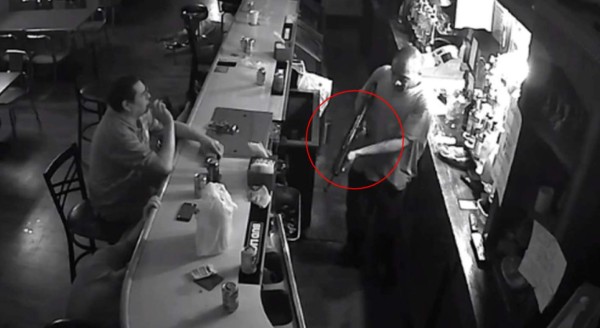 Video viral: Hombre se niega a entregar su celular en asalto y luego hace algo impensable