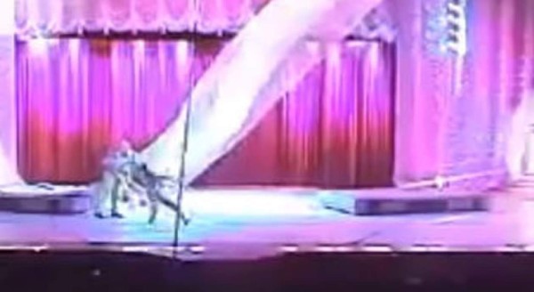 Video: Acróbata calcula mal un salto y muere tras caer