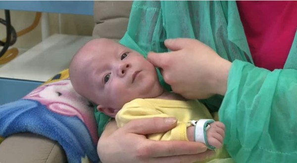 Kamil pronto cumplirá cinco meses y goza ahora de buena salud pero estuvo al borde de la muerte. Foto AFP.