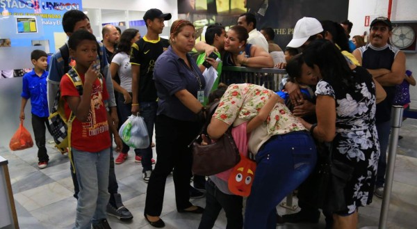 Dramático regreso de niños abandonados por 'coyotes” en México