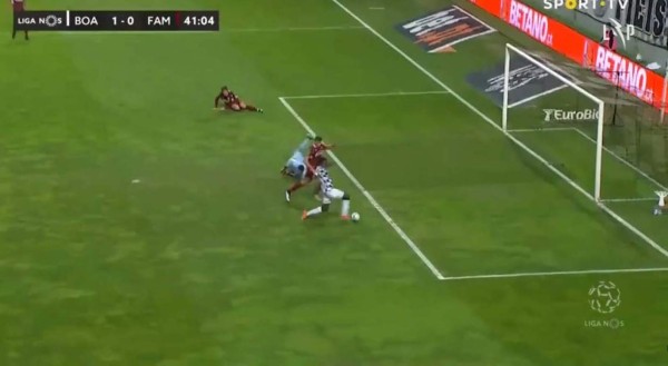 Video: El terrible fallo bajo el arco de Alberth Elis en el Boavista - Famalicao