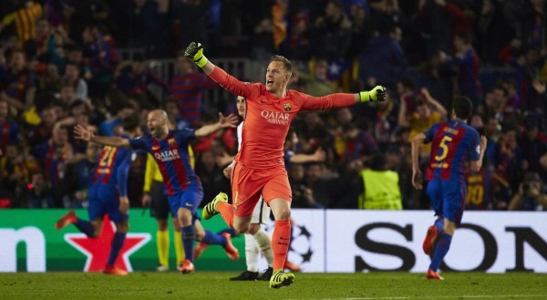 GRA890. BARCELONA, 08/03/2017.- El portero del FC Barcelona, Ter Stegen, celebra el sexto gol ante Paris Saint Germain durante el partido de vuelta de los octavos de final de la Liga de Campeones disputado esta noche en el Nou Camp, en Barcelona. EFE/Alejandro García