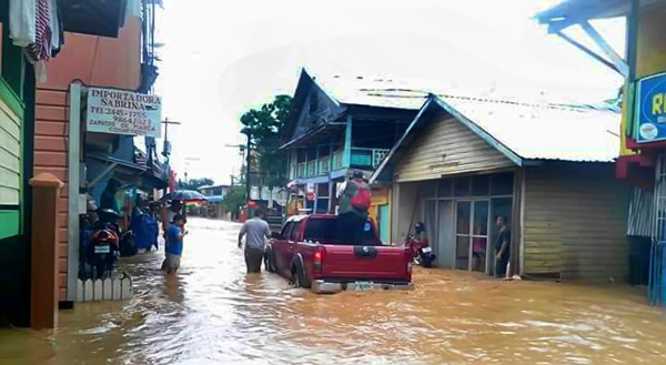 Lluvias dejan un muerto y destrucción en Roatán