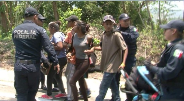 Más de mil migrantes escapan de centro migratorio en Tapachula