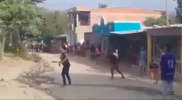 VIDEO: Pobladores atacan con machetazos y pedradas a vecinos por cambiar la clave del Wifi