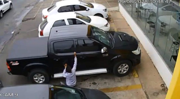 ¿Dónde ocurrió? video de ladrón abriendo un carro se vuelve viral