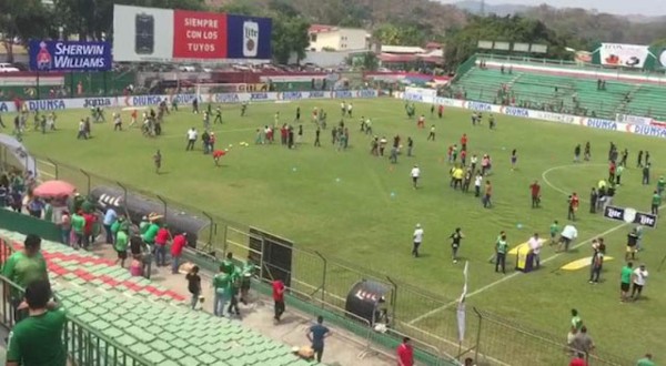 Video: Aficionados ingresaron al césped del Yankel Rosenthal tras los disturbios