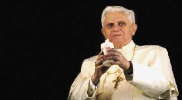 Benedicto pide por los niños