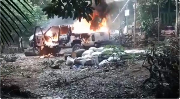 Pobladores queman dos vehículos municipales en Islas de la Bahía