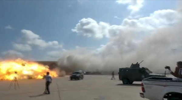 Video: Atacan con misil al avión que trasladaba el nuevo Gobierno de Yemen