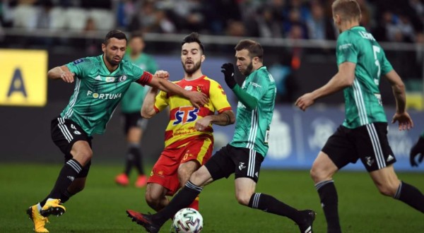 Polonia podría reanudar su liga de fútbol en mayo