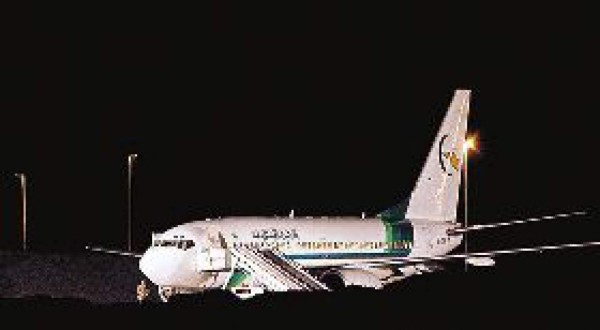 Liberan avión con 79 personas