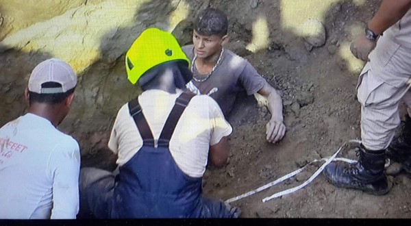 Rescatan a tres obreros después de estar 30 minutos soterrados