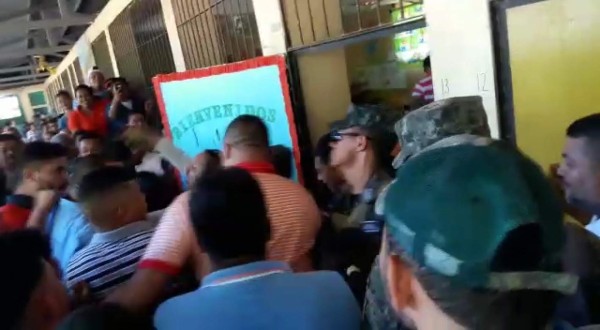 A empujones sacan a activistas de escuela en Colón
