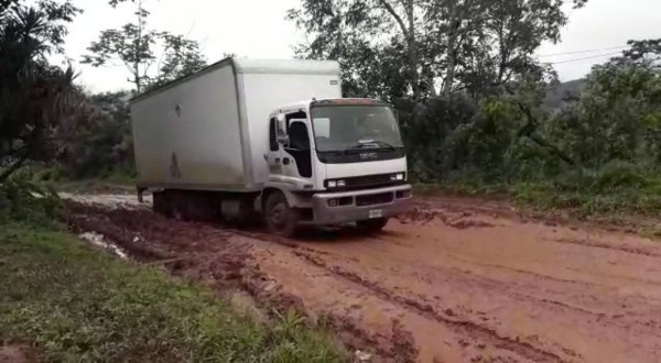 Vecinos de San Nicolás se quejan del pésimo estado de carreteras