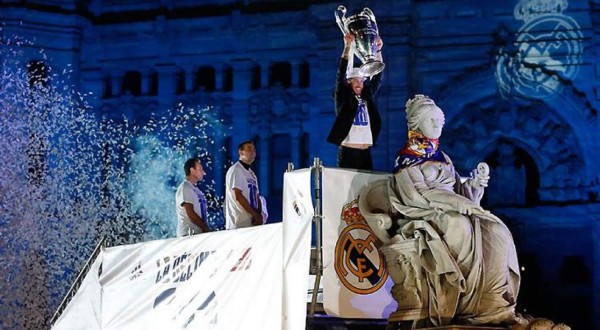 Real Madrid ofrece la Décima a los miles de aficionados en Cibeles