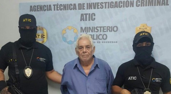 Detienen a anciano por abusar y embarazar a menor de edad