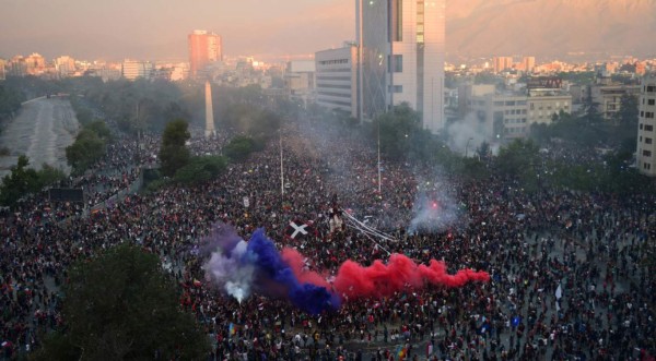 Una nueva marcha masiva en Chile, con incidentes, incendio y saqueos