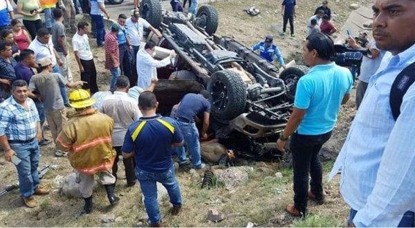 Médico se salva de morir en aparatoso accidente en Comayagua