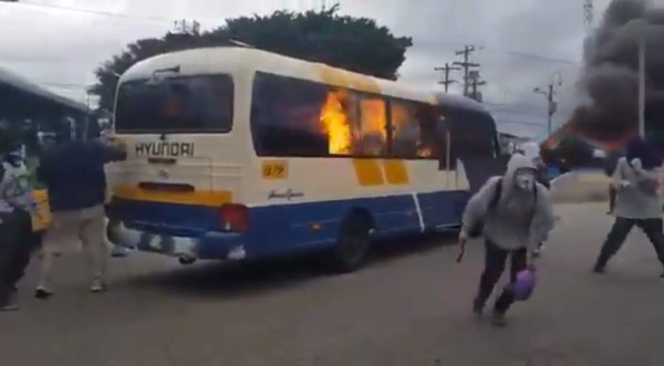 Momento en el que incendiaban el bus en Tegucigalpa.