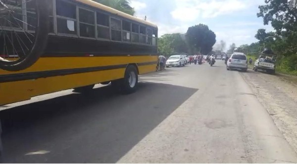 Militares desalojan a manifestantes de la carretera CA-13 en Tocoa, Colón