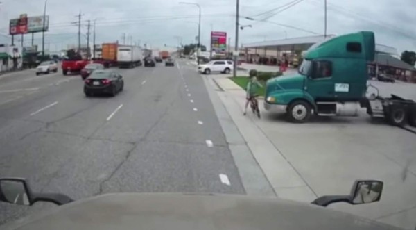 Video viral: Impactante momento en que ciclista casi muere aplastado por cabezal