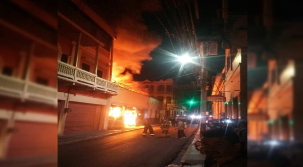 Incendio consume hotel Caxa Real y varios negocios en el centro de Tegucigalpa