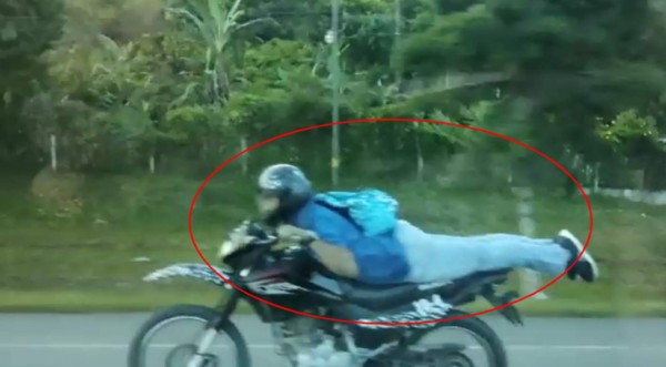 Video viral: Hondureño arriesga su vida por ir haciendo piruetas en moto