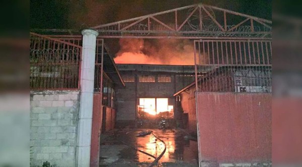 Incendio consume dos grandes bodegas en San Pedro Sula