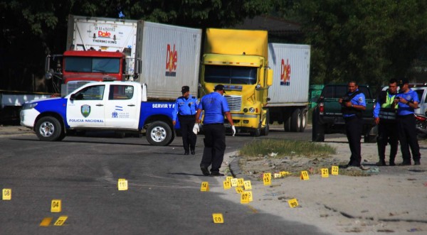 En ataque a transportista matan a su hijo y un empleado