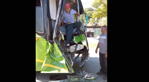 Accidente de bus deja dos heridos en San Pedro Sula